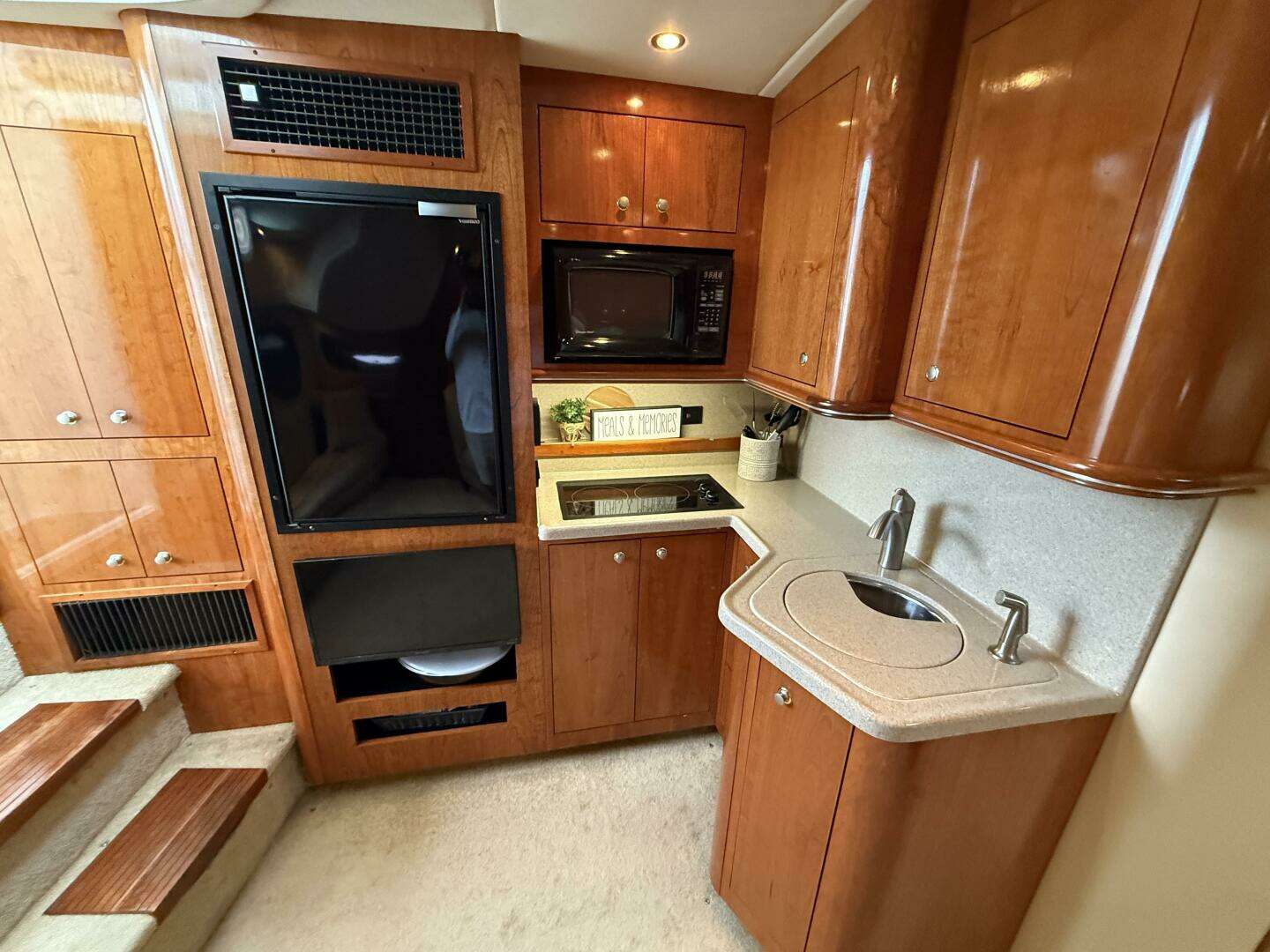 2004 Cruisers 370 Express - Image 23