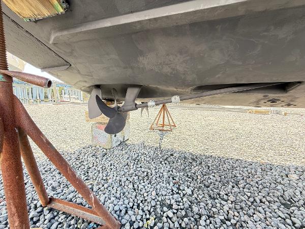 2001 Albemarle 280 Express Sport Fisherman boat propeller on dry dock, gravel surface.