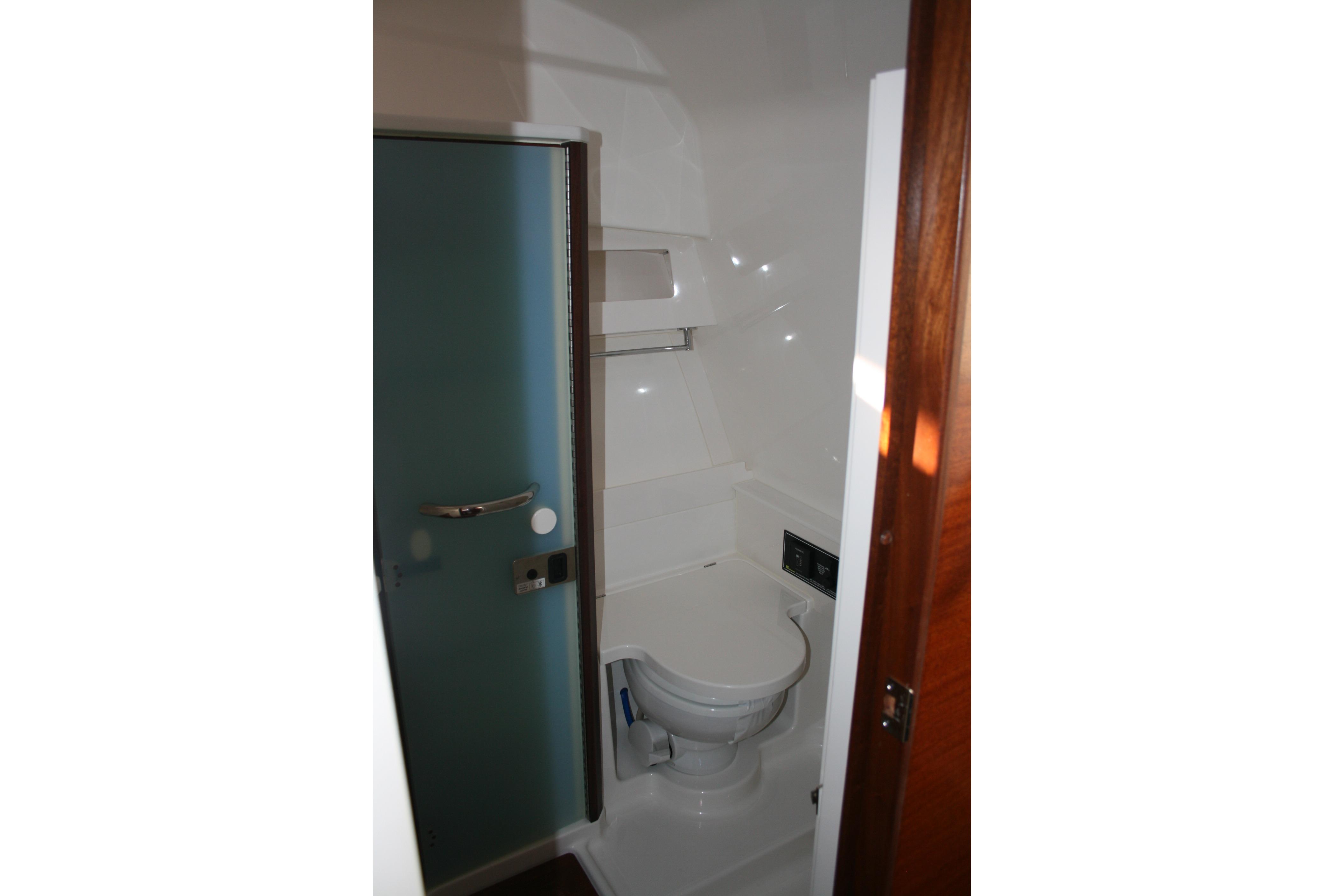 2025 Pursuit OS 405 Offshore boat bathroom with modern fixtures and compact design.