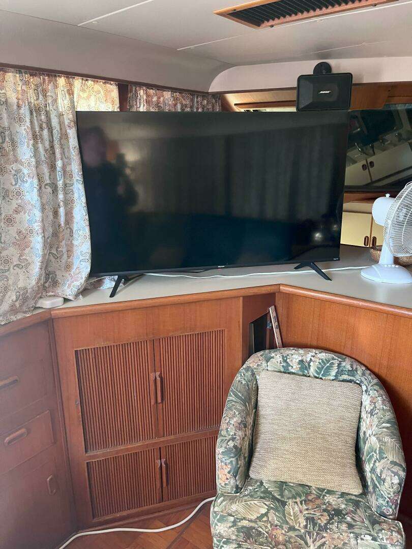 1990 Jefferson 43 Sundeck - Image 23