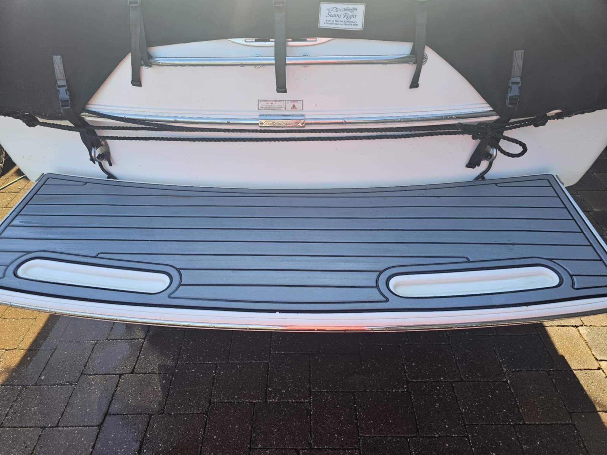 MB PIGPR 2006 boat rear with gray deck.