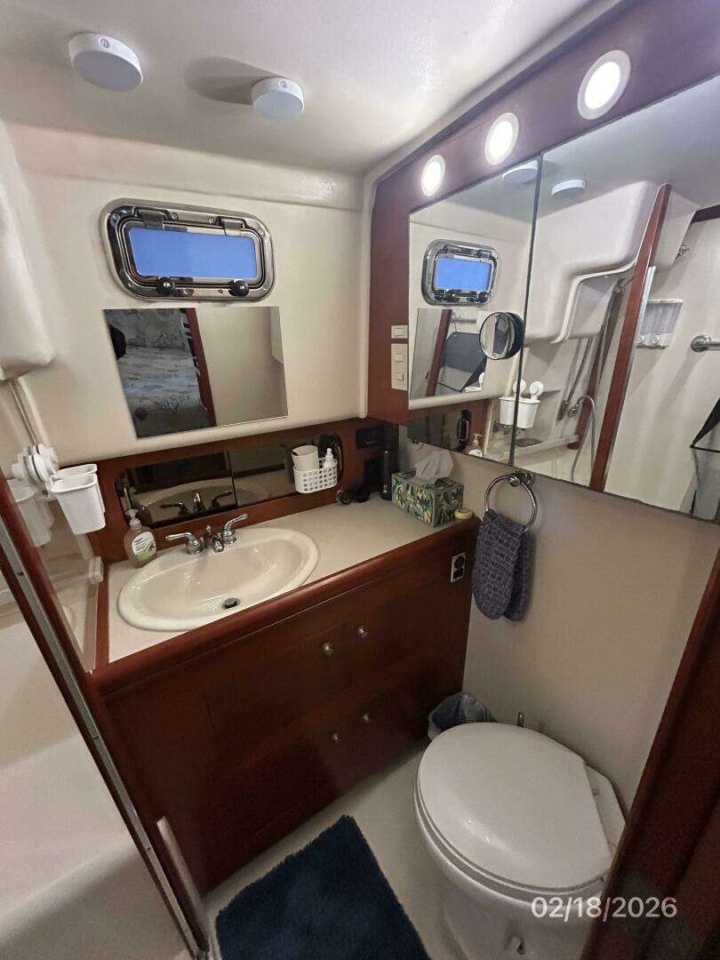 2004 Mainship 430 - Image 60