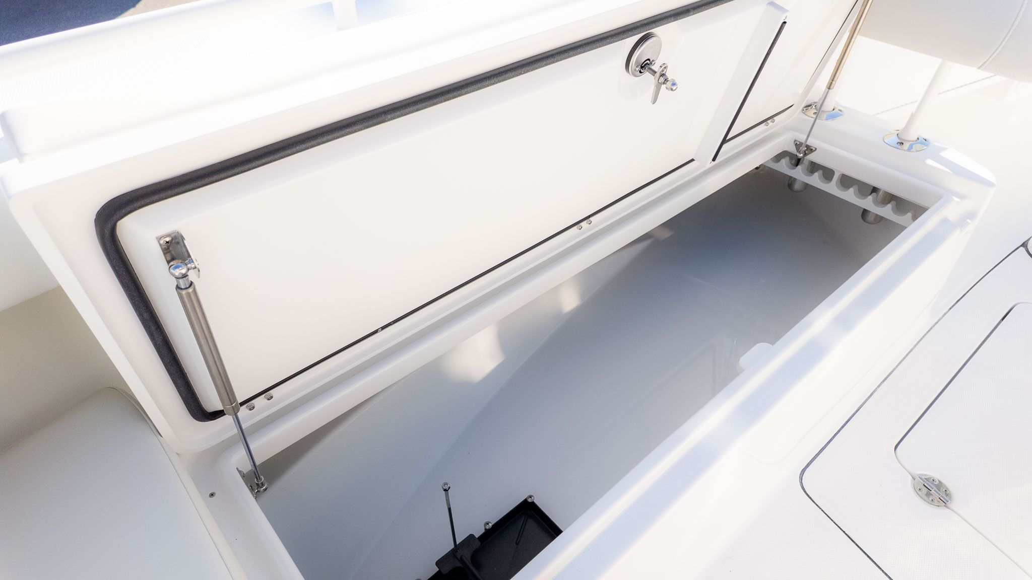 2027 Everglades 273 Center Console - 23