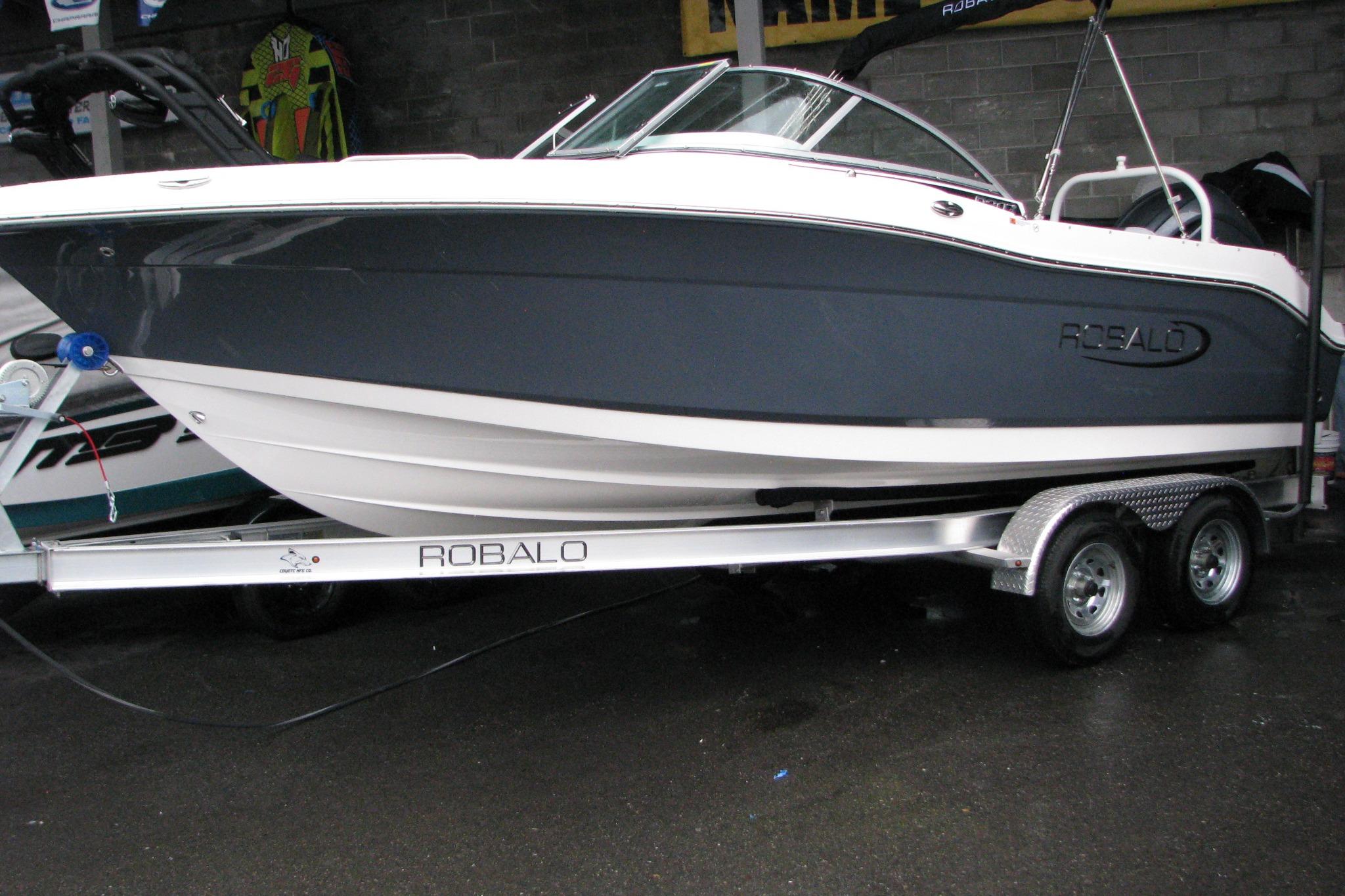 2026 Robalo R207 Dual Console