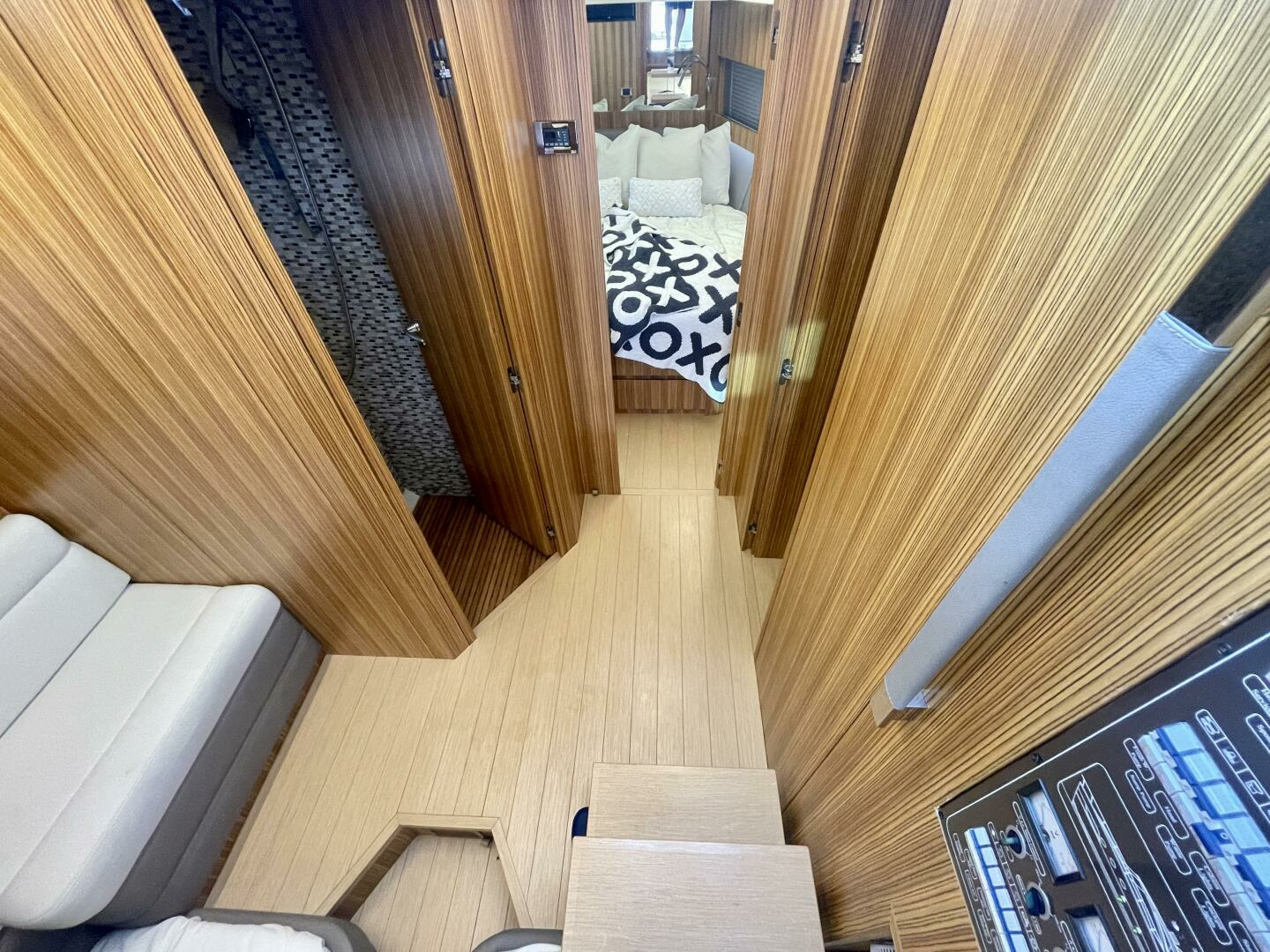 2017 Chris-Craft Commander 42 - Image 21