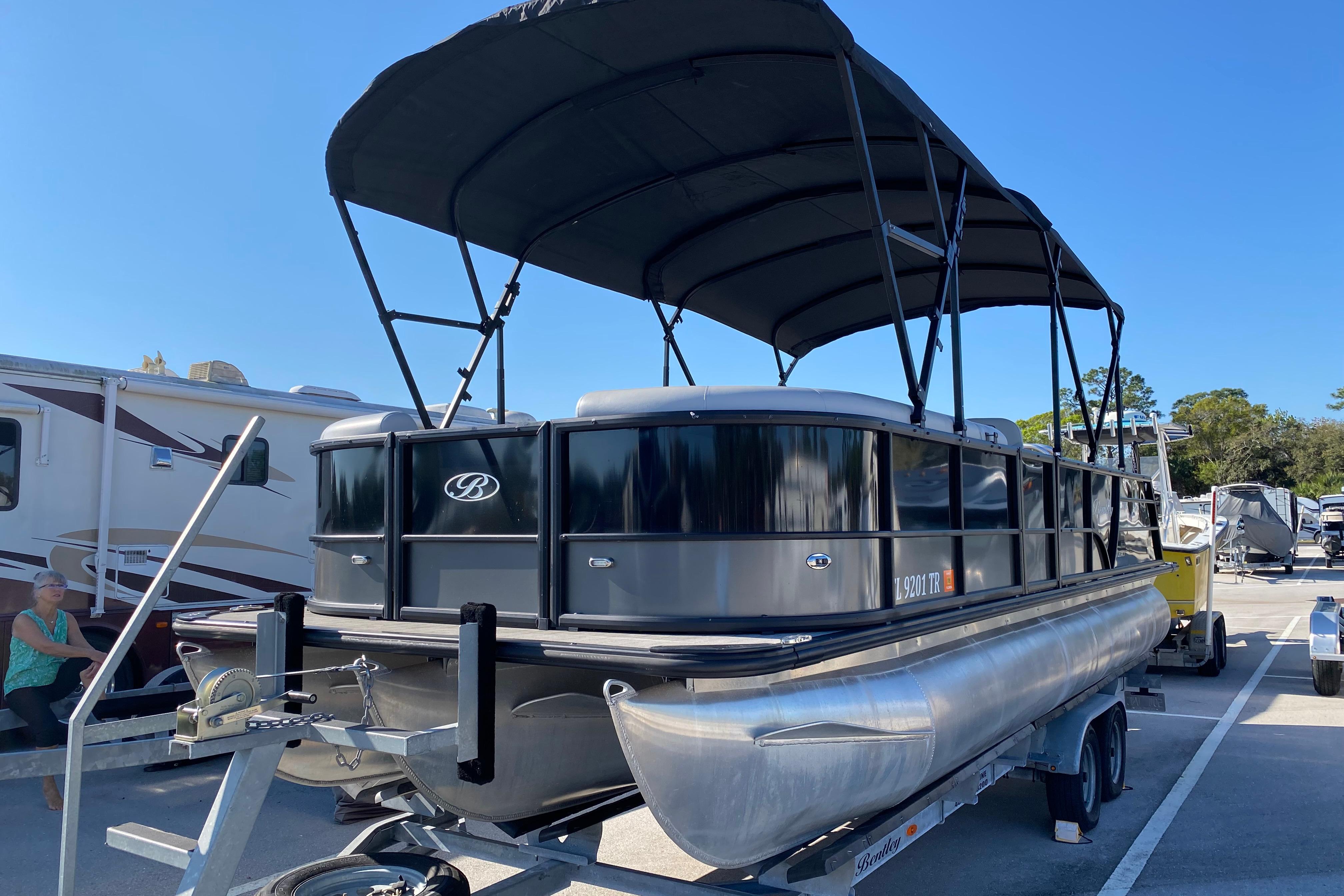 2024 Bentley Pontoons Legacy 243 Swingback