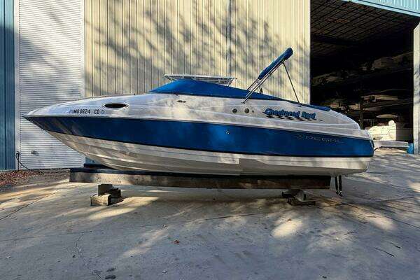 2008 Regal 2450 Cuddy