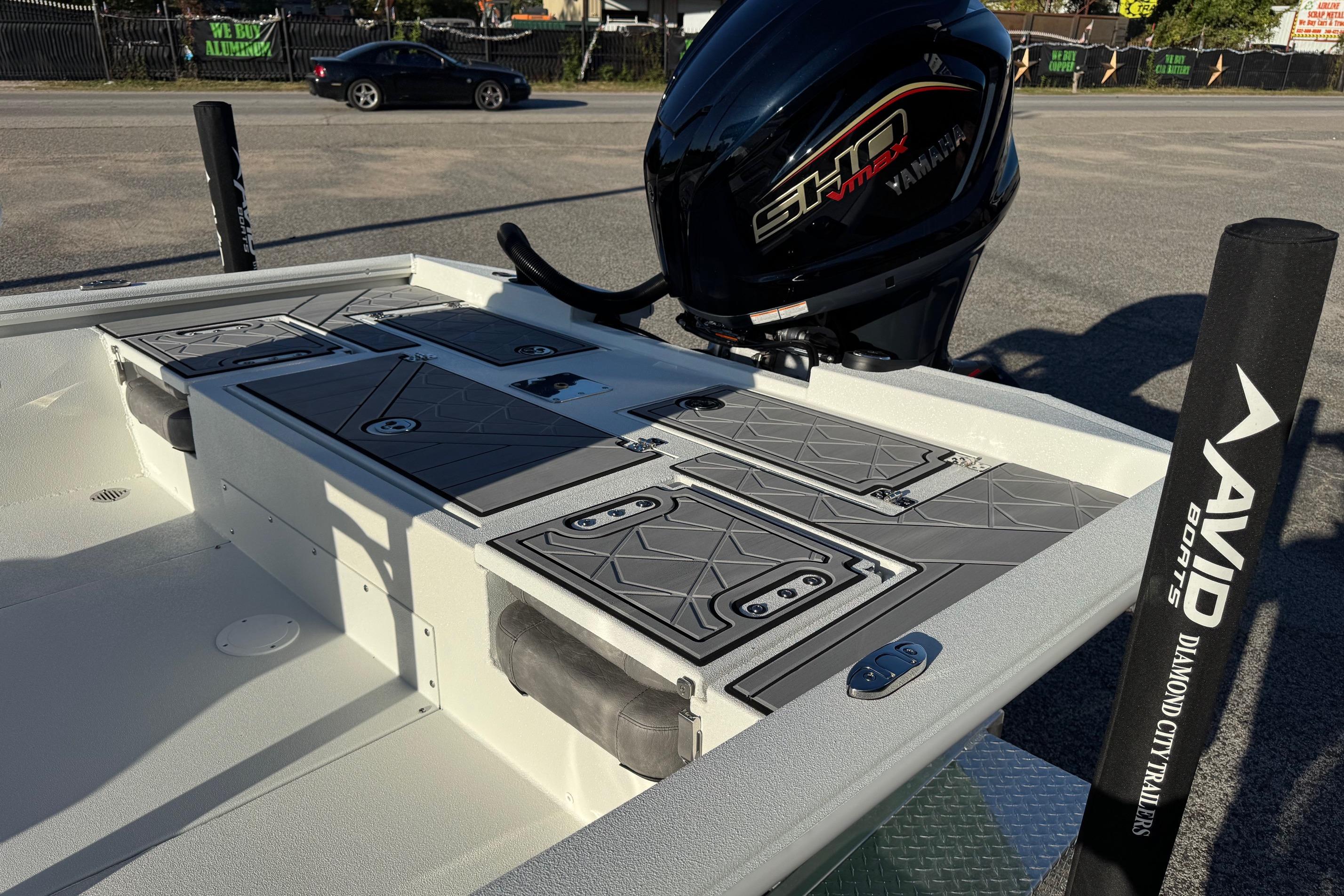 Avid 23 Mag 2025 boat with Yamaha engine, featuring sleek deck design.