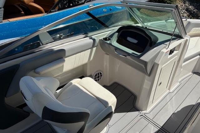2023 Chaparral 21 SSi boat interior with steering console and seating.
