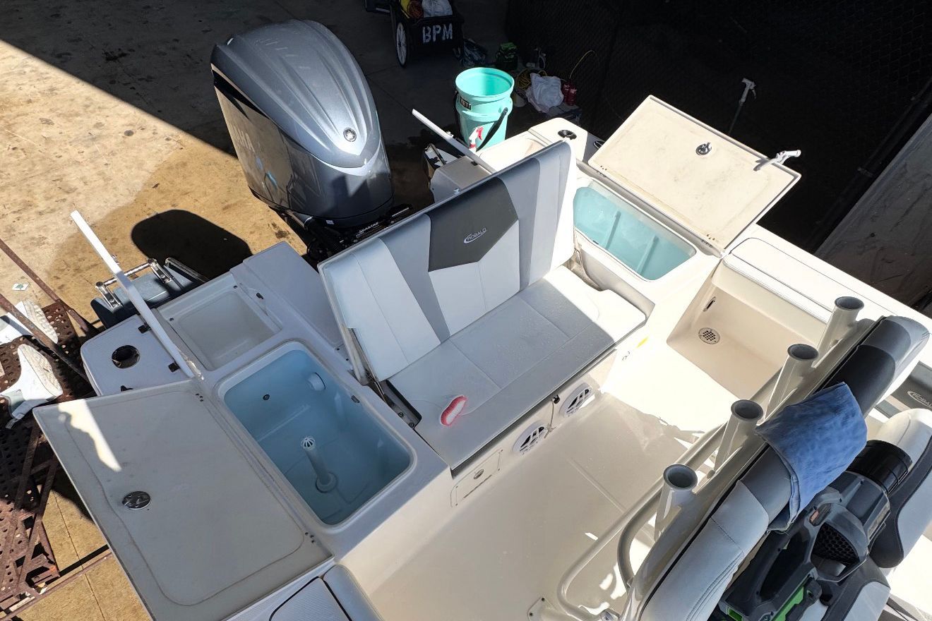 2023 Robalo 246 Cayman - 10