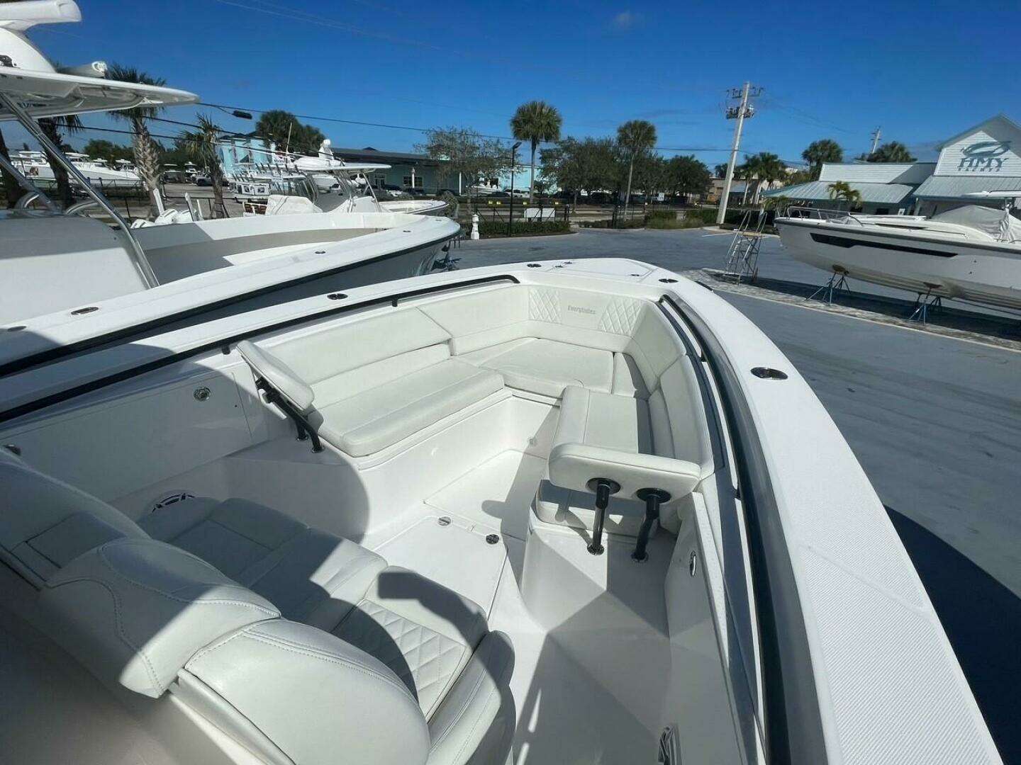 2022 Everglades 335 Center Console - Image 34