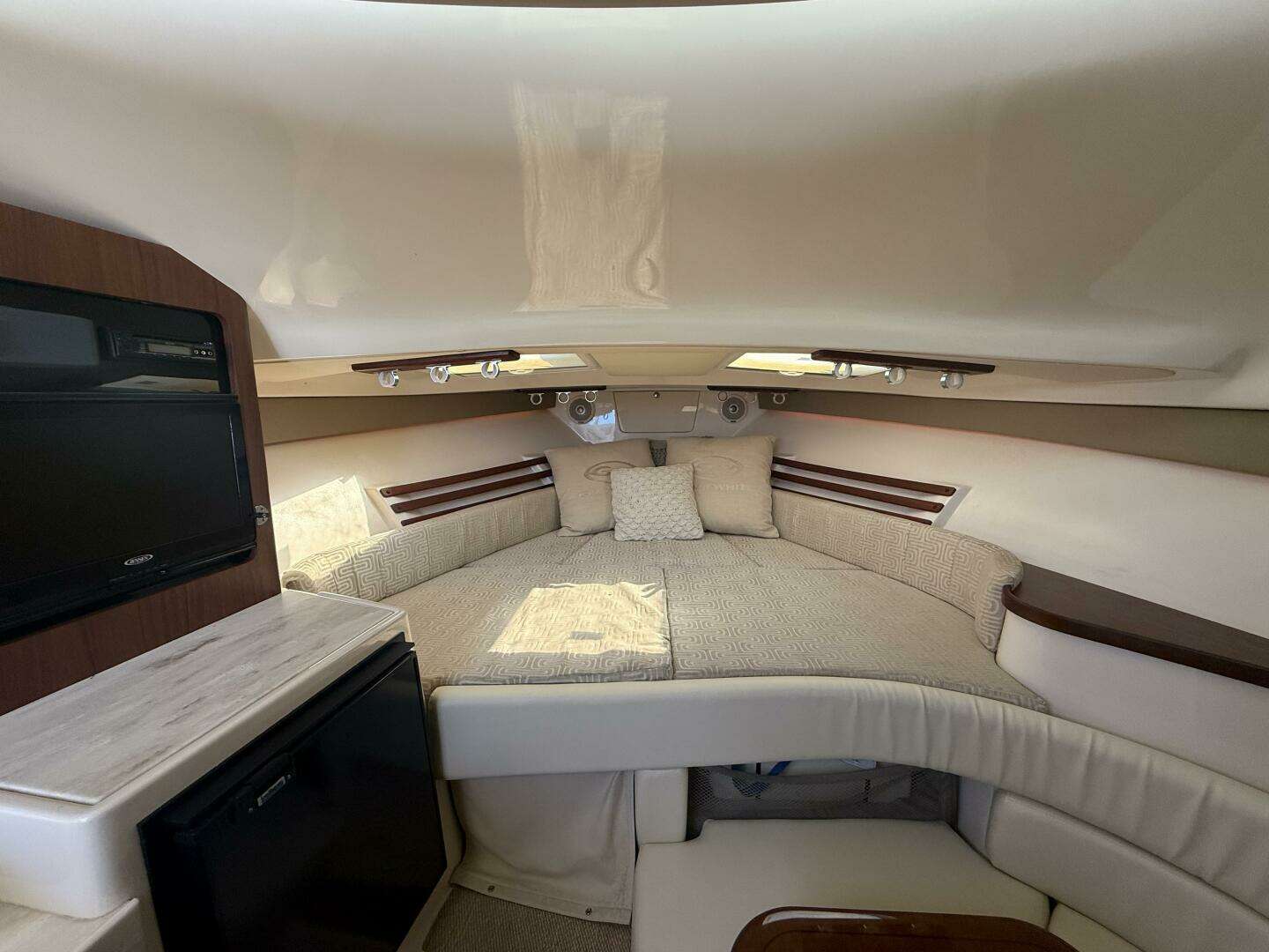 2016 Grady-White 330 Express - Image 15