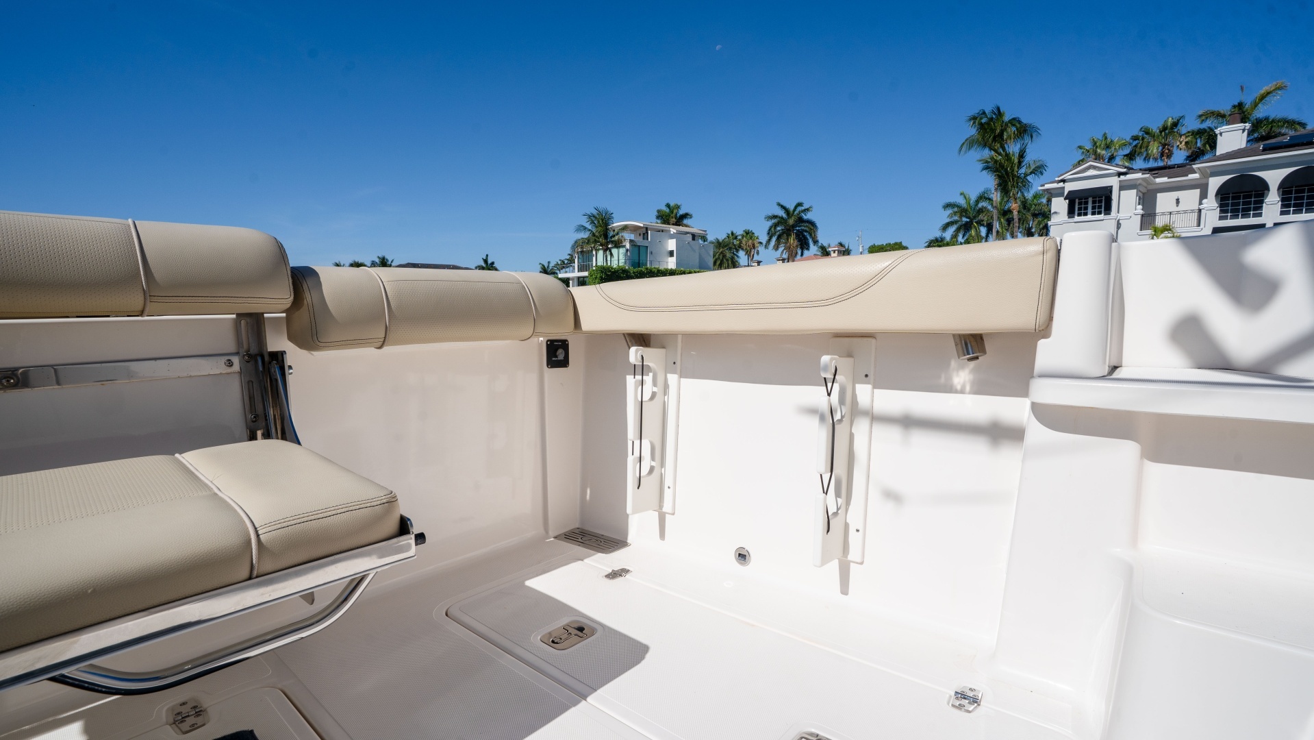 2018 Pursuit 325 OS - Image 17