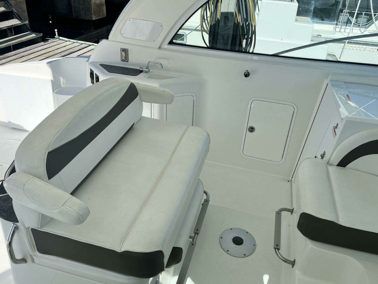 2008 Cruisers Yachts 390 Sport Coupe - Image 13