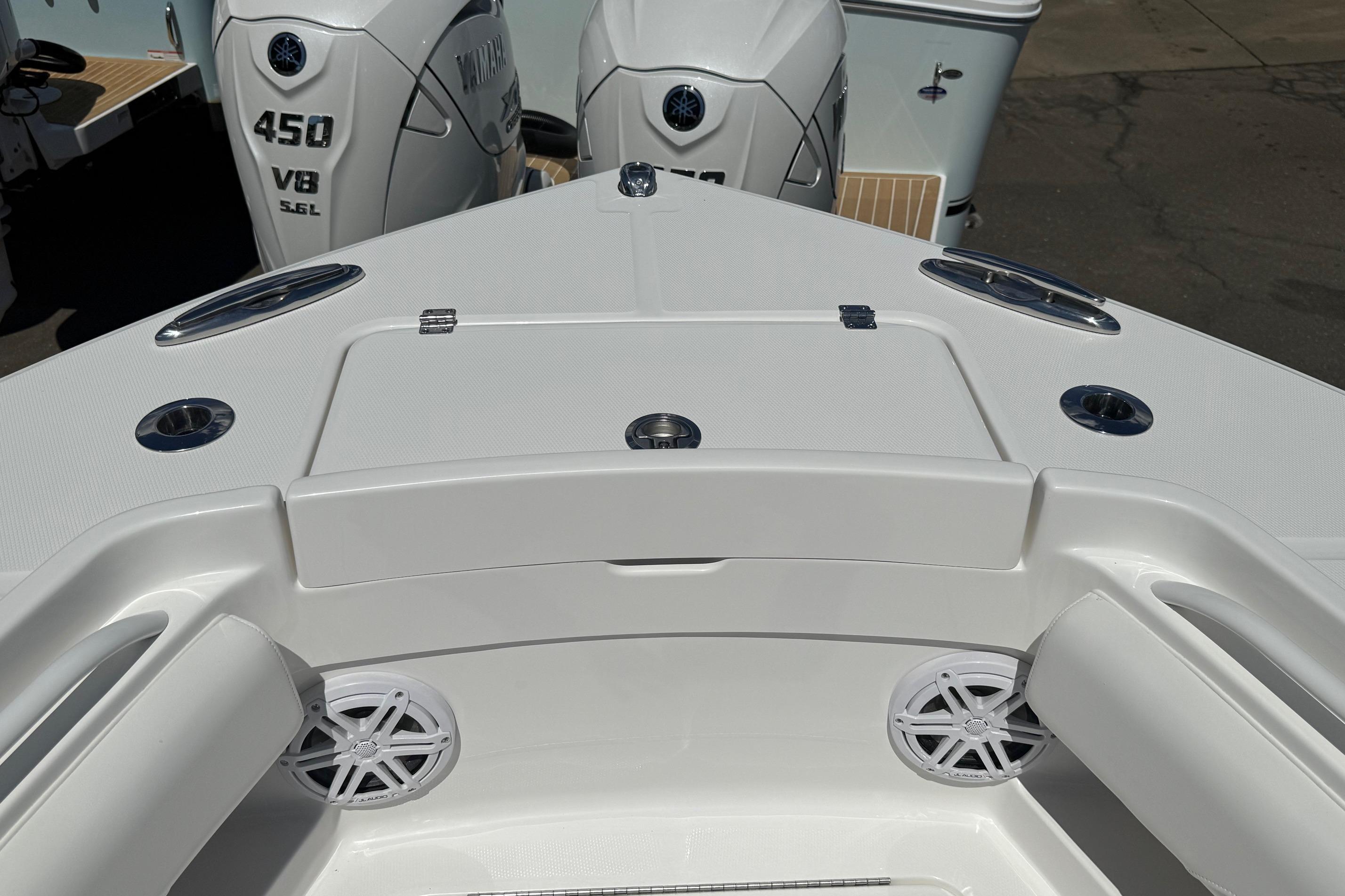 2026 Regulator 25 boat with Yamaha 450 V8 engines, featuring sleek deck design.