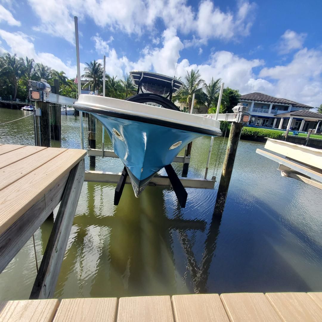 1981 MASTER MARINE Center Console boat on a boat lift.