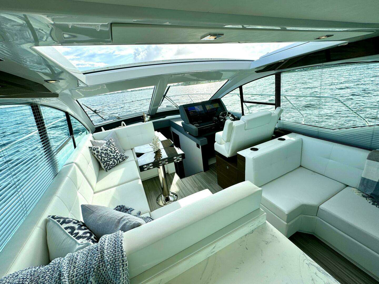 2020 Cruisers Yachts 50 Cantius - Image 20