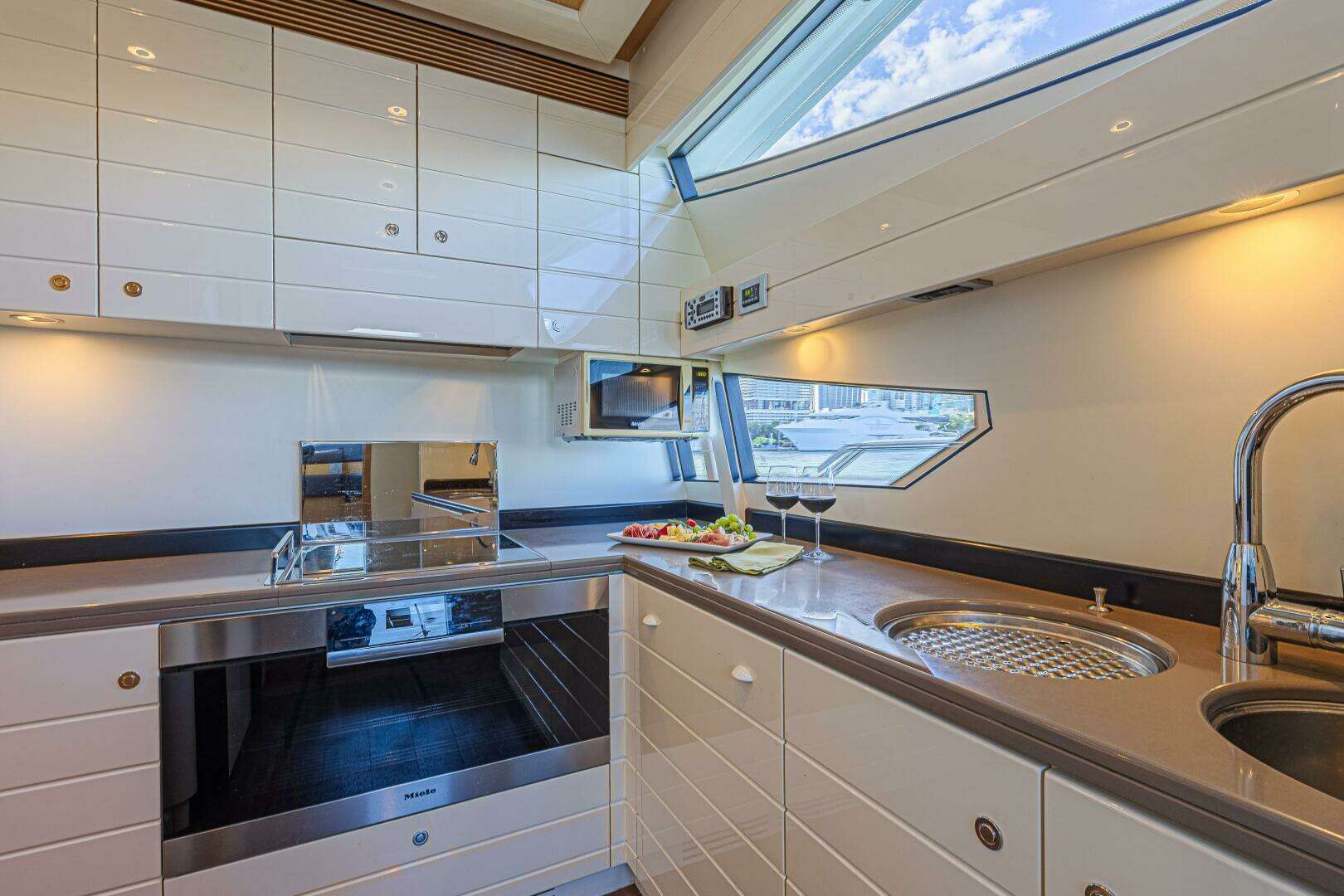 2011 Ferretti Yachts 830 - Image 52