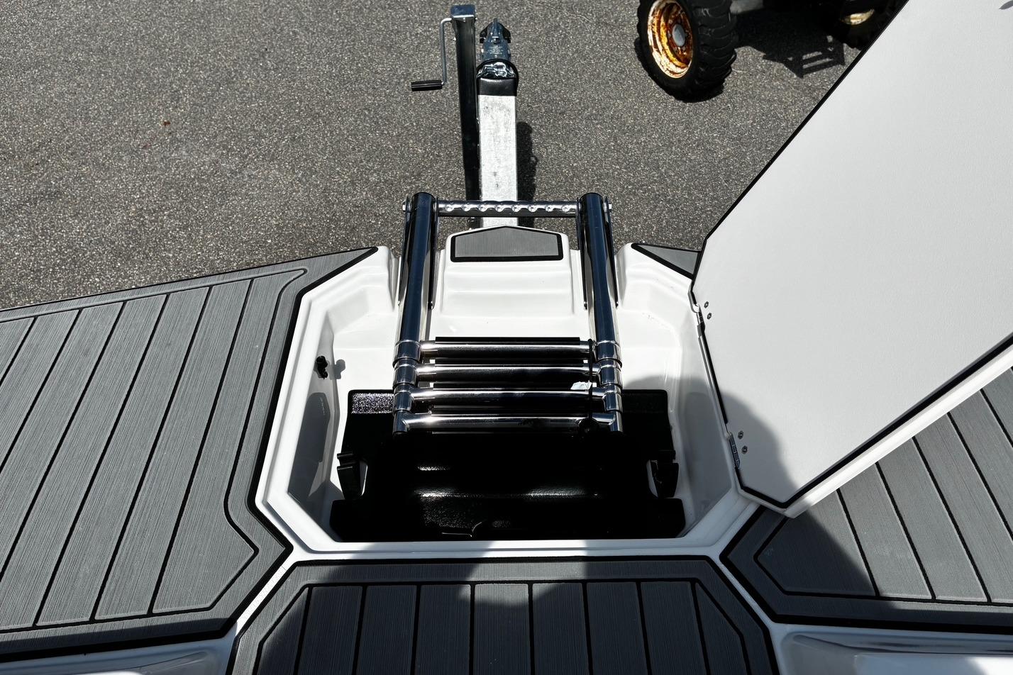 2026 Starcraft SVX 191 OB boat ladder and deck, featuring sleek design and durable materials.