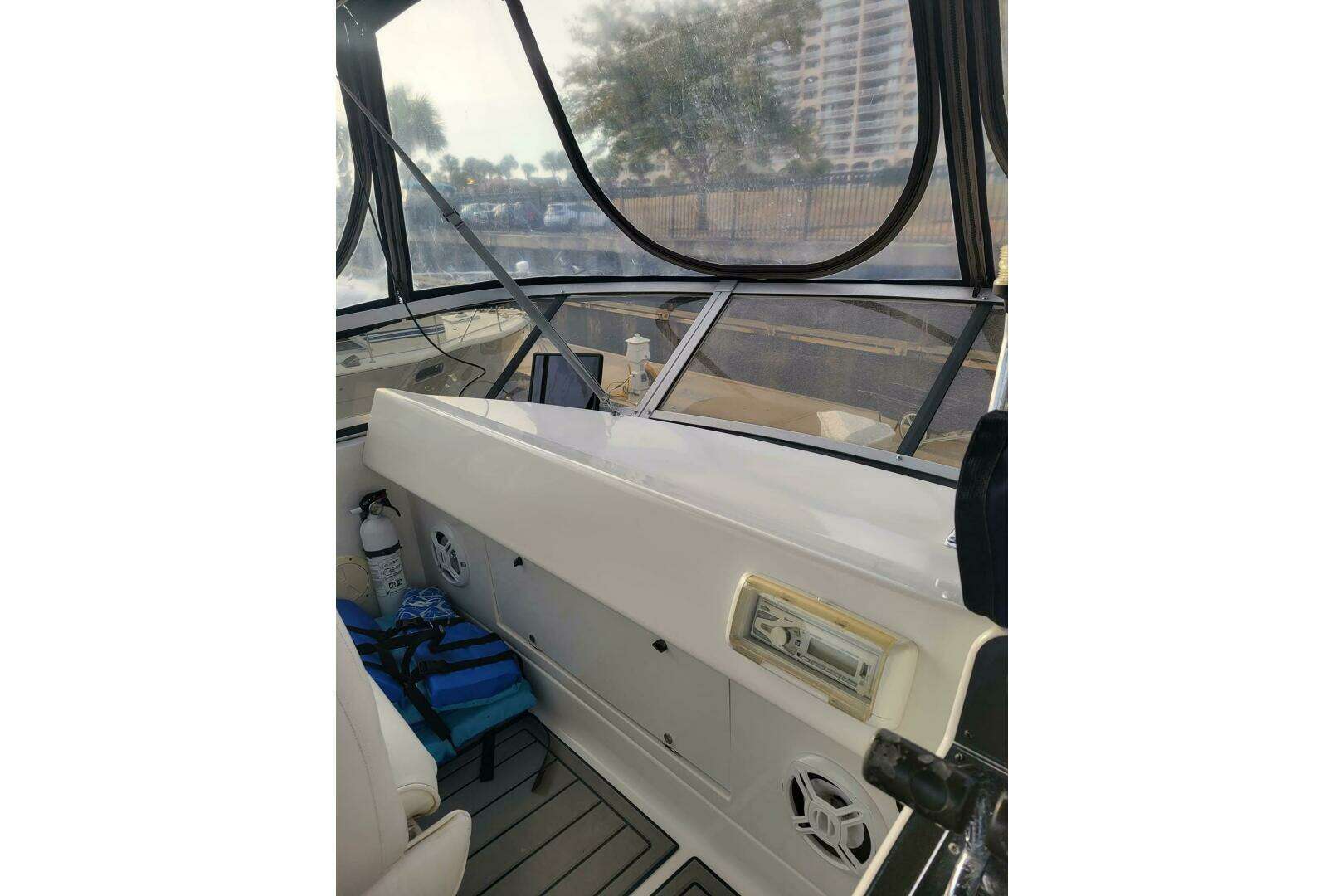 1996 Carver 320 Voyager - Image 8