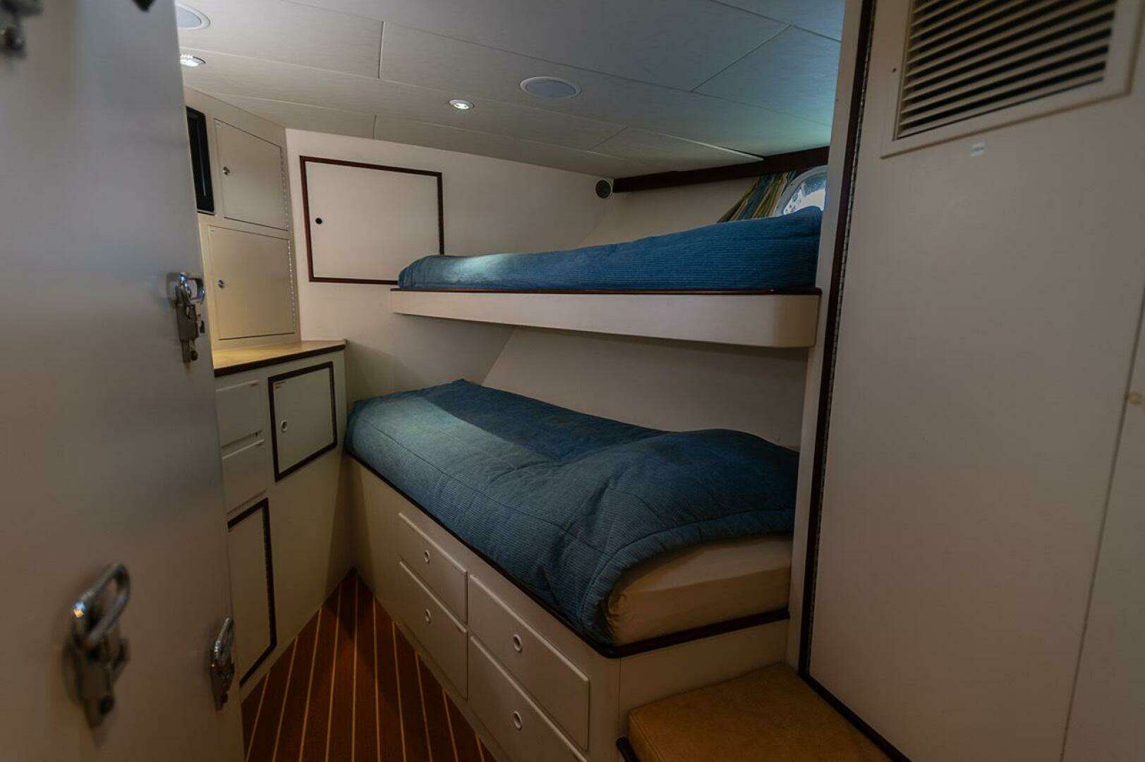 1969 Derecktor Hunt Motor Yacht - Image 15