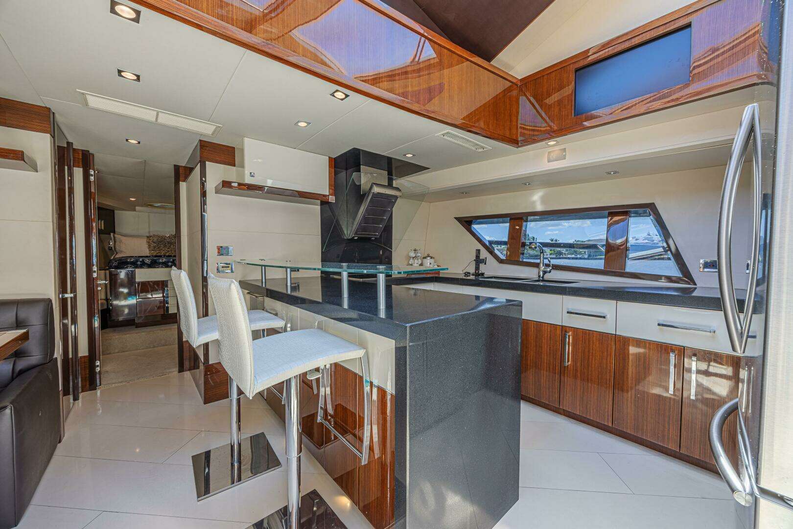 2010 Lazzara Yachts LSX 92 - Image 33