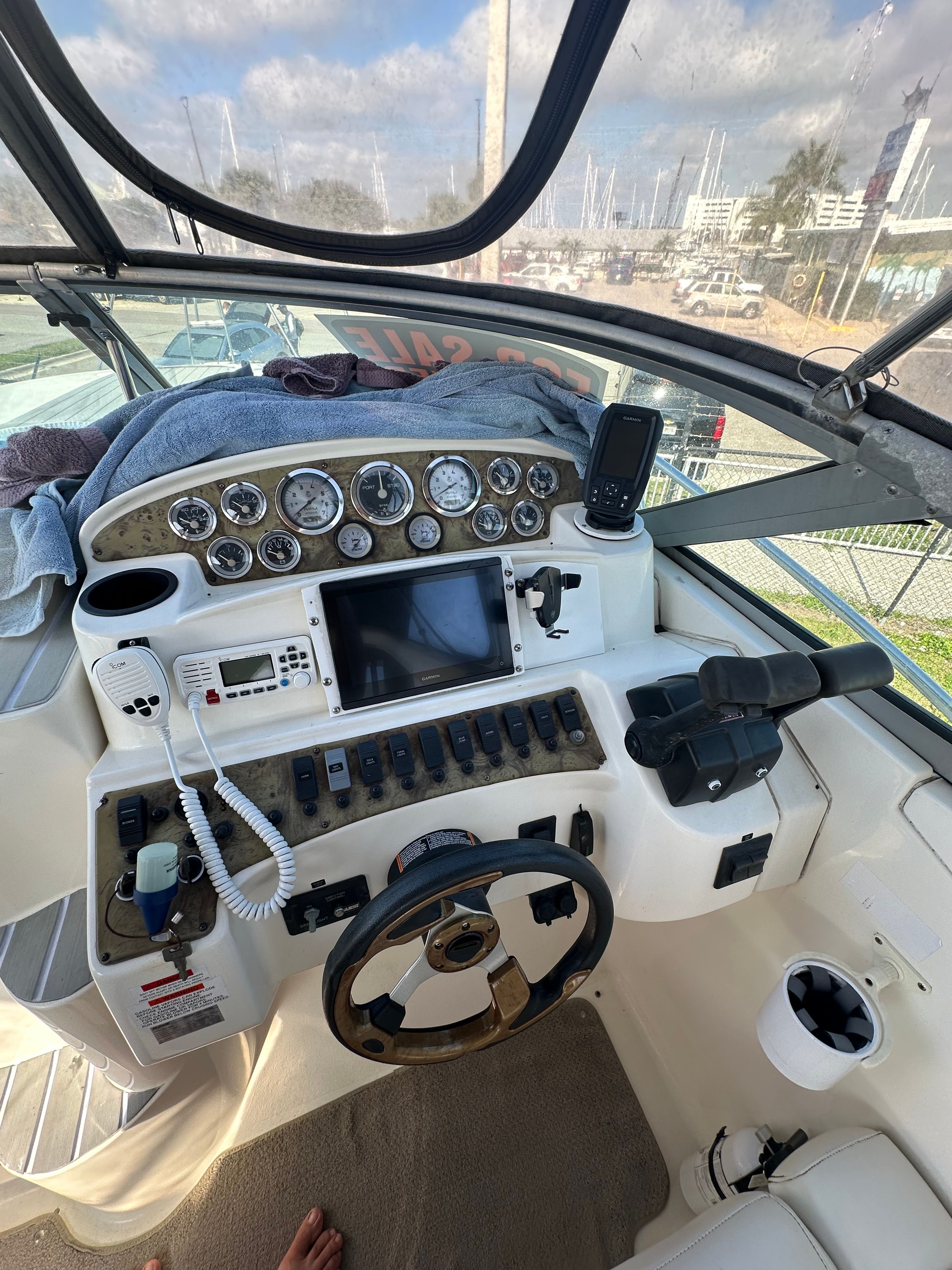 1999 Wellcraft 3000 Martinique cockpit with steering wheel and instruments.