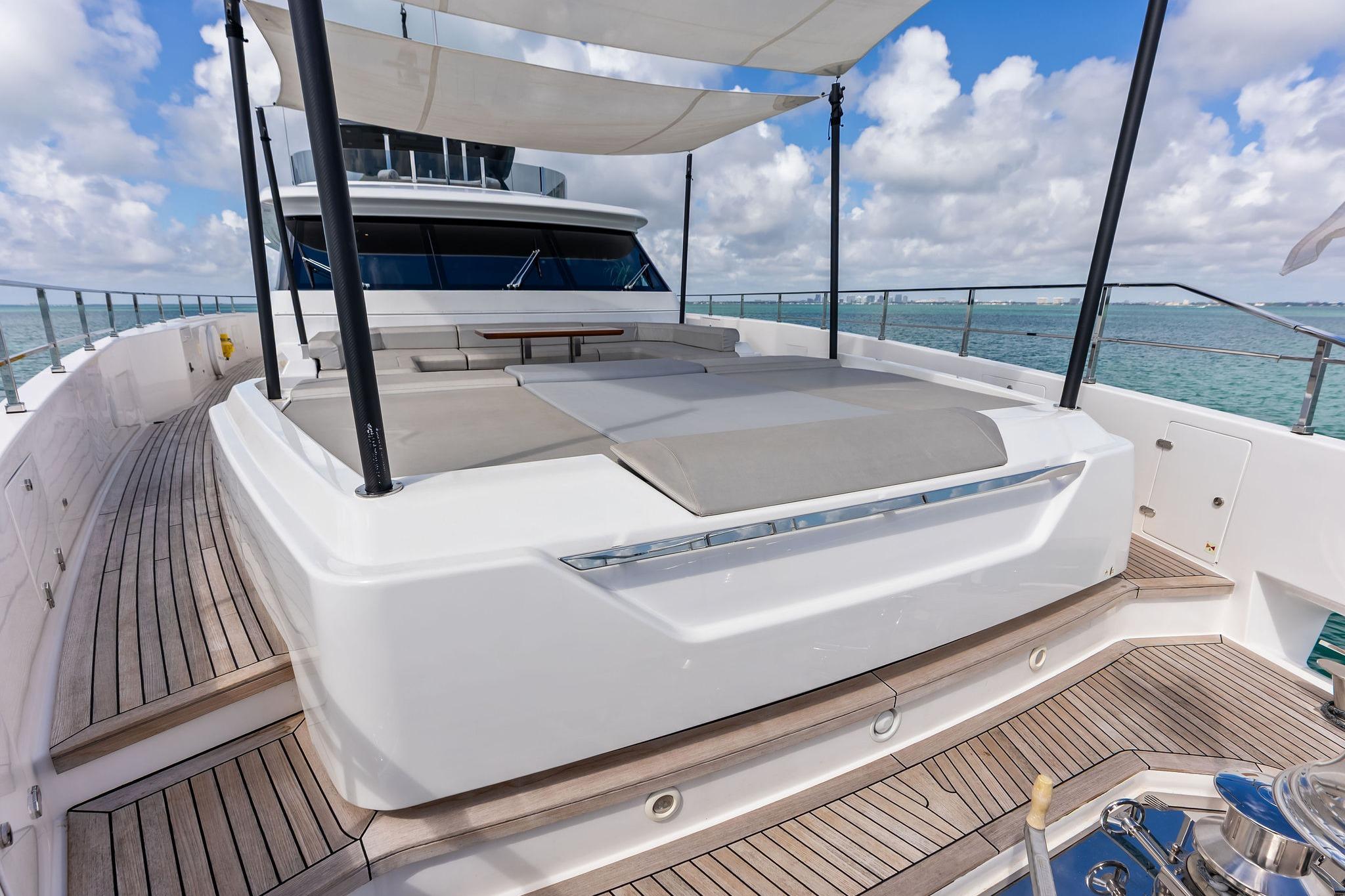 2023 Custom Line Navetta 33 - 34