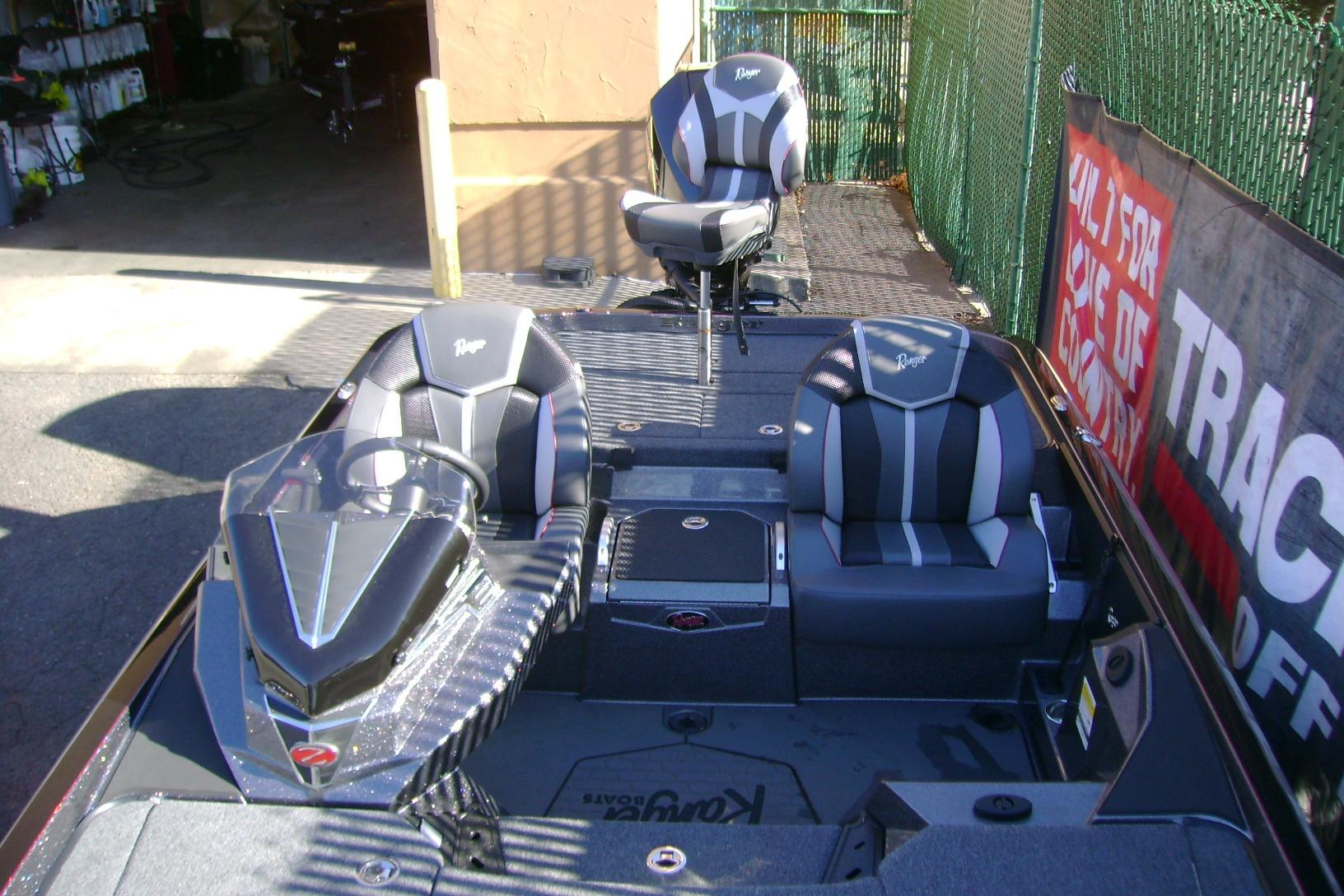 2025 Ranger Z520 boat interior with sleek black and gray seating, steering console, and deck.
