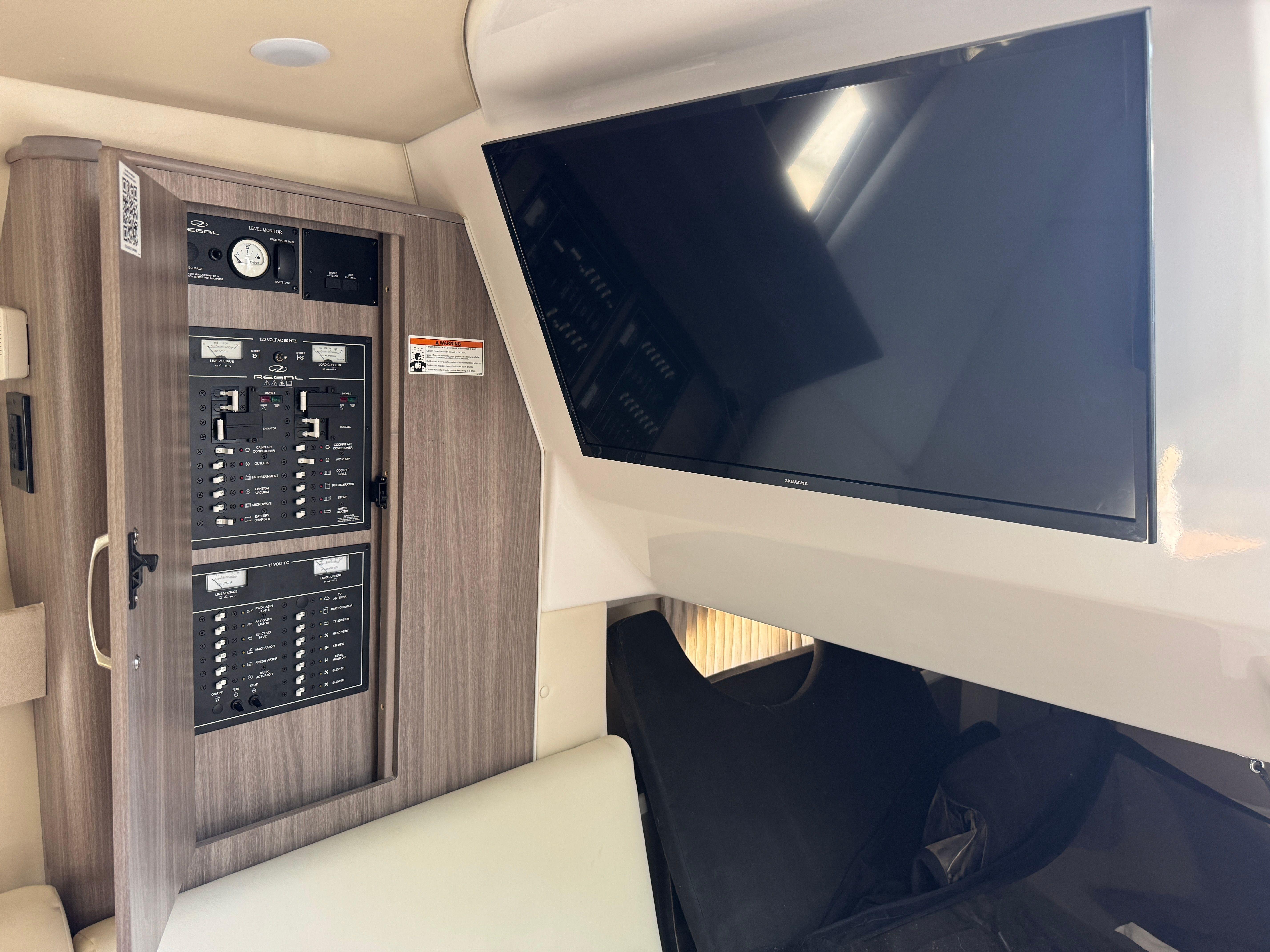 2023 REGAL 33 EXPRESS - Image 27