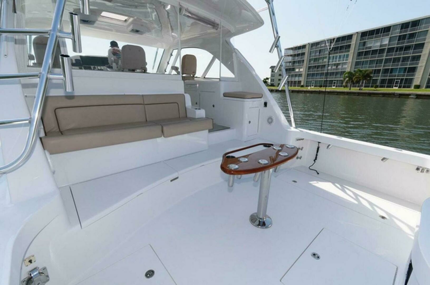 2015 Hatteras Express Sportfish - Image 23