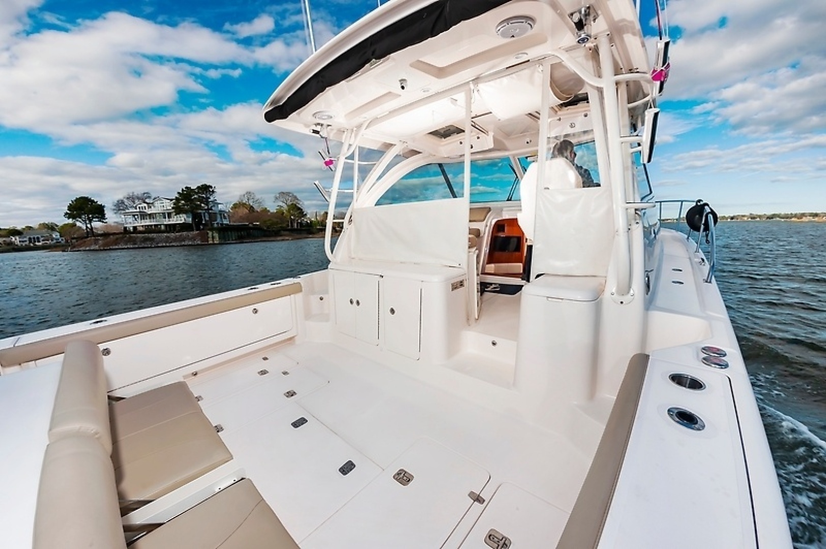 2015 Pursuit 385 OS - Image 9