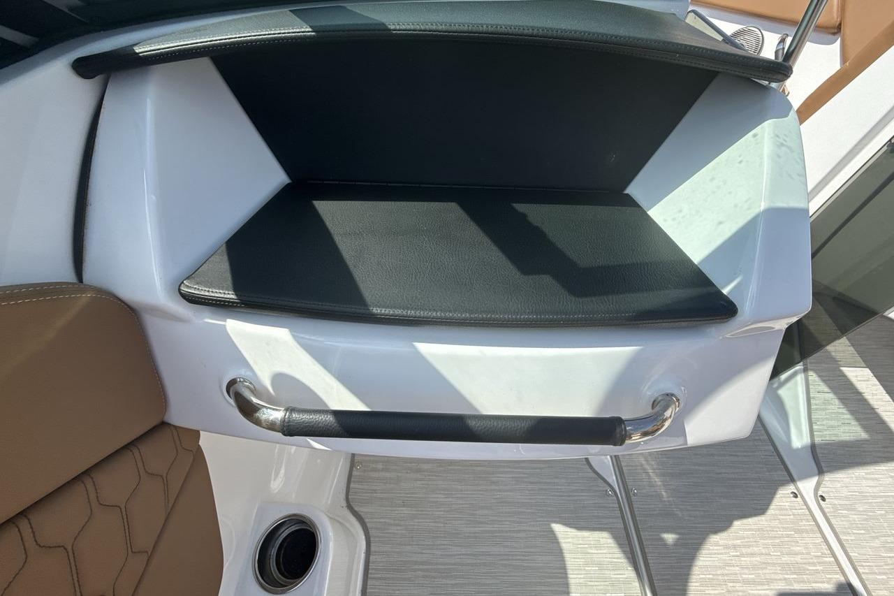 2024 Four Winns H1 OB boat interior with sleek seating and modern design.