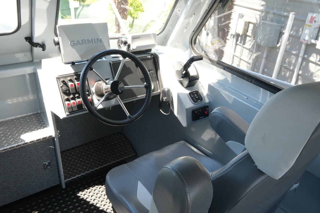 2018 Hewescraft 220 Ocean Pro ET Hardtop cockpit with Garmin navigation system.