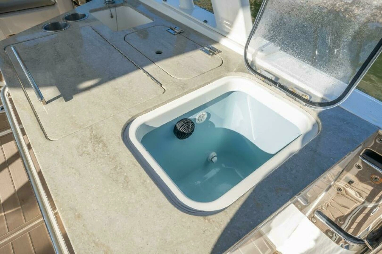2017 Boston Whaler 320 Vantage - Image 16