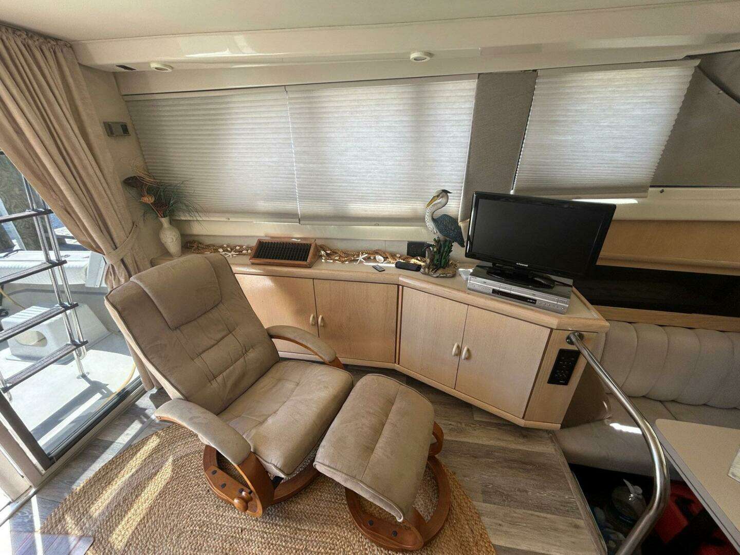 1990 Silverton 34 Convertible - Image 22