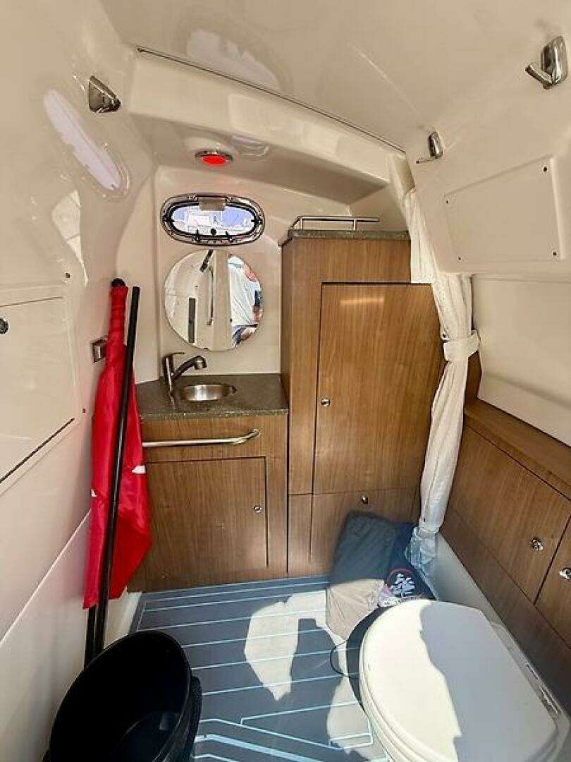 2014 Boston Whaler 350 Outrage - Image 13