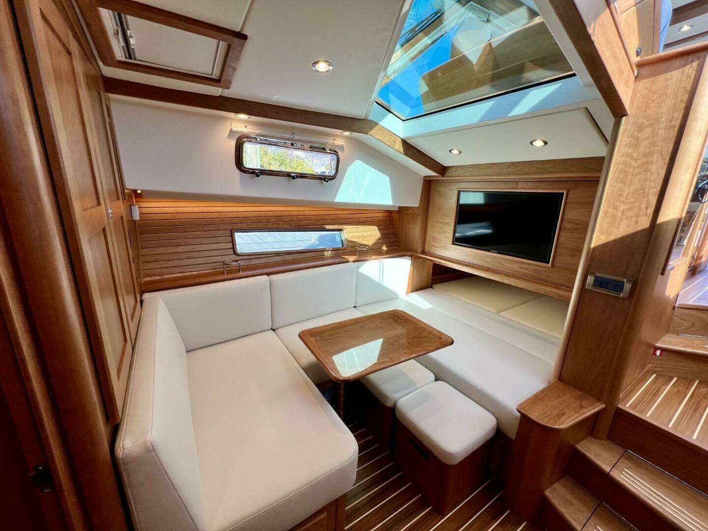 2027 Sabre 43 Salon Express - Image 19