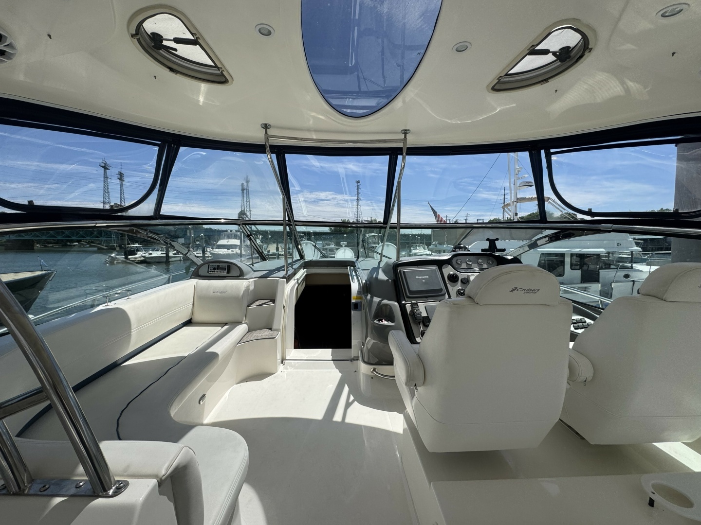 2006 Cruisers Yachts 520 Express - Image 12