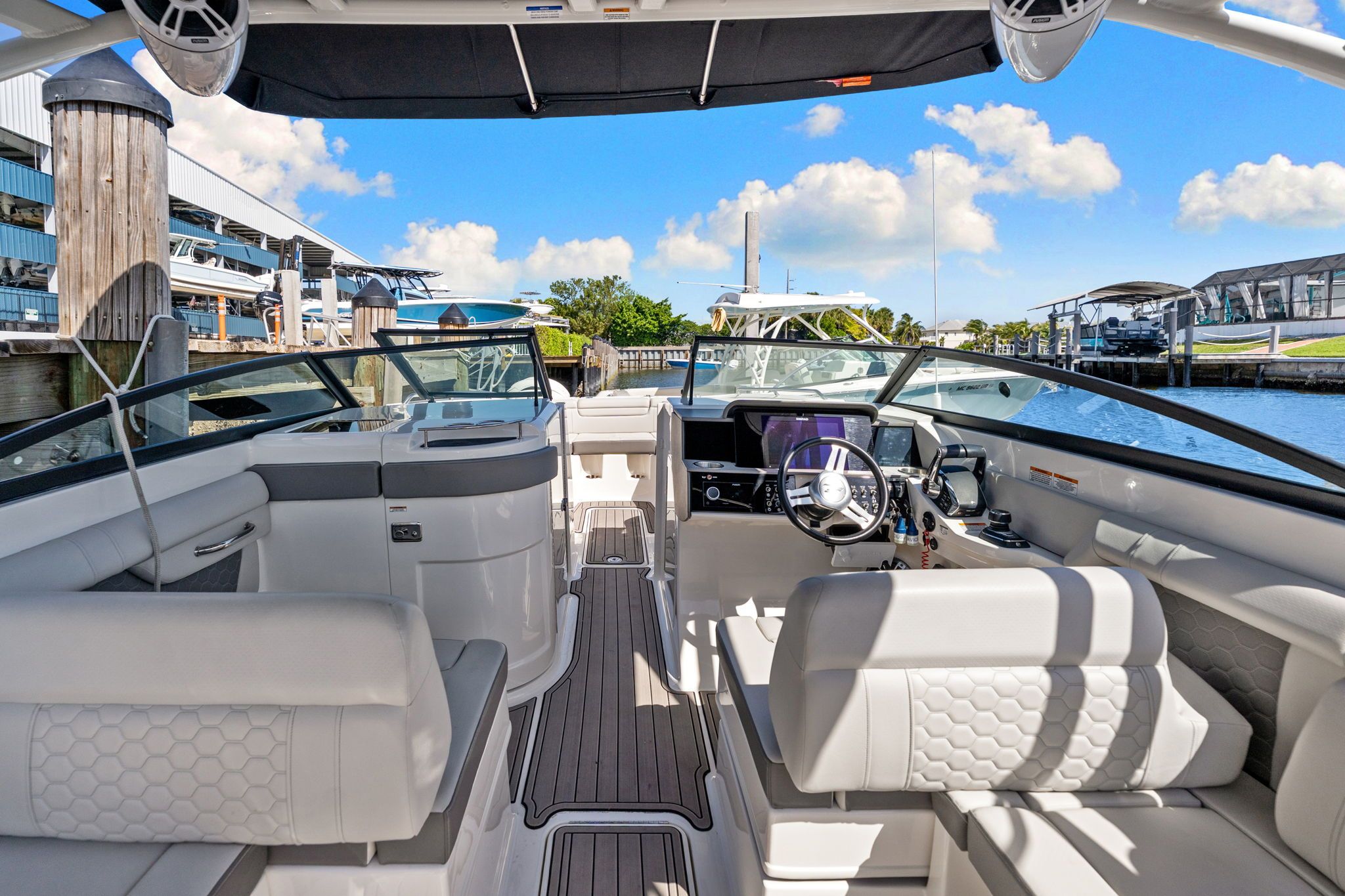 2023 Sea Ray SDX 290 Outboard - 23