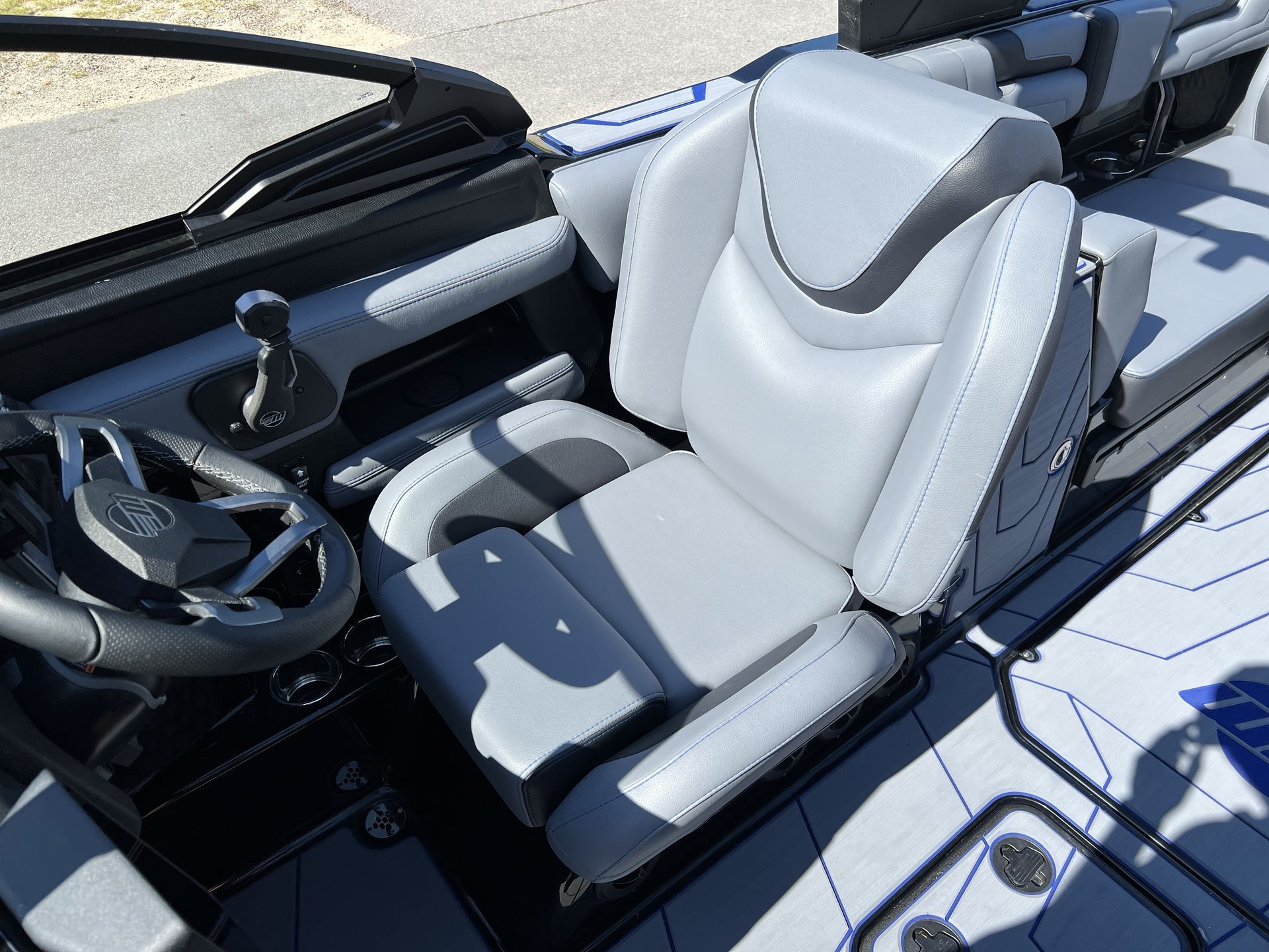 2025 MALIBU 25 LSV - Image 14