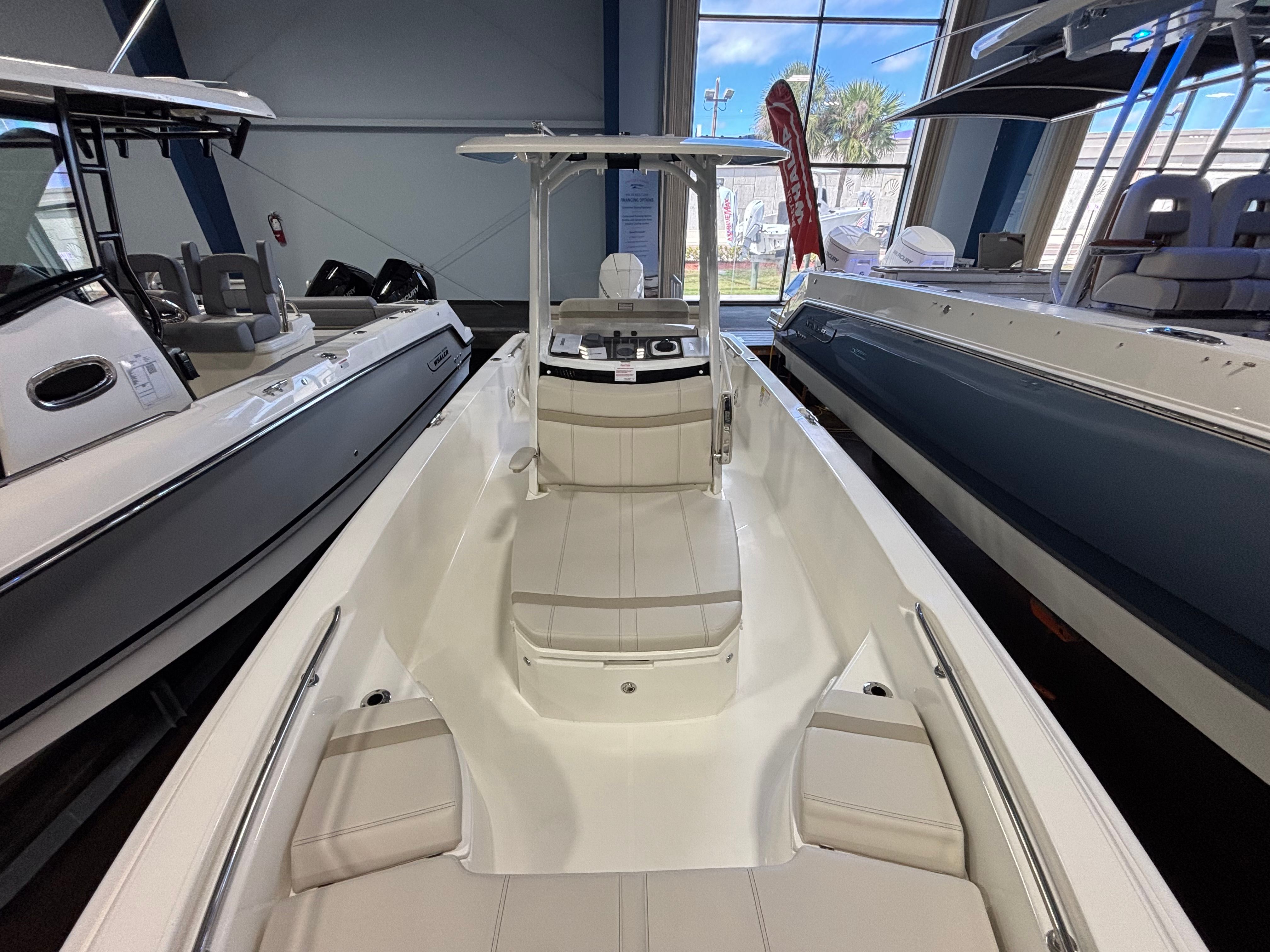 2026 Boston Whaler 250 Dauntless - 16