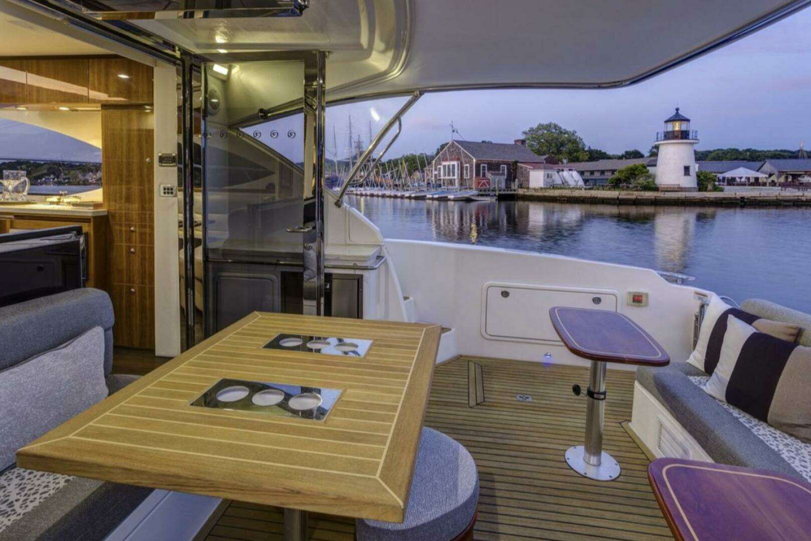 2016 Riviera 5000 Sport Yacht - Image 12