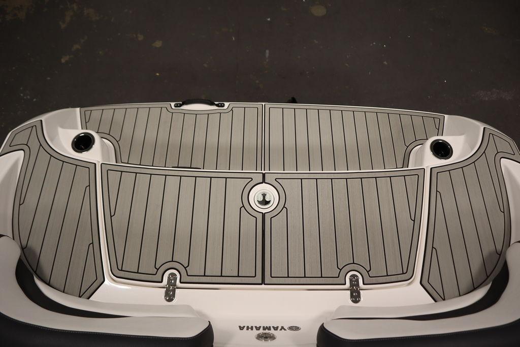2026 Yamaha Boats 195S swim platform with sleek, modern design and integrated cup holders.