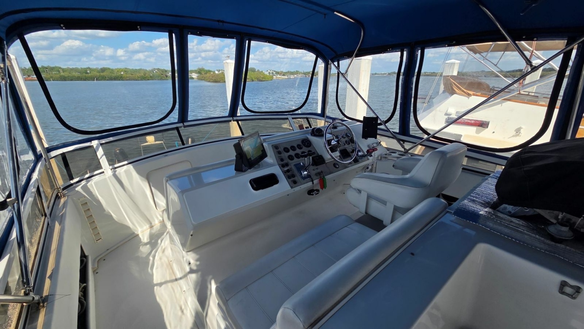 1998 Carver 405 Aft Cabin Motor Yacht - Image 14