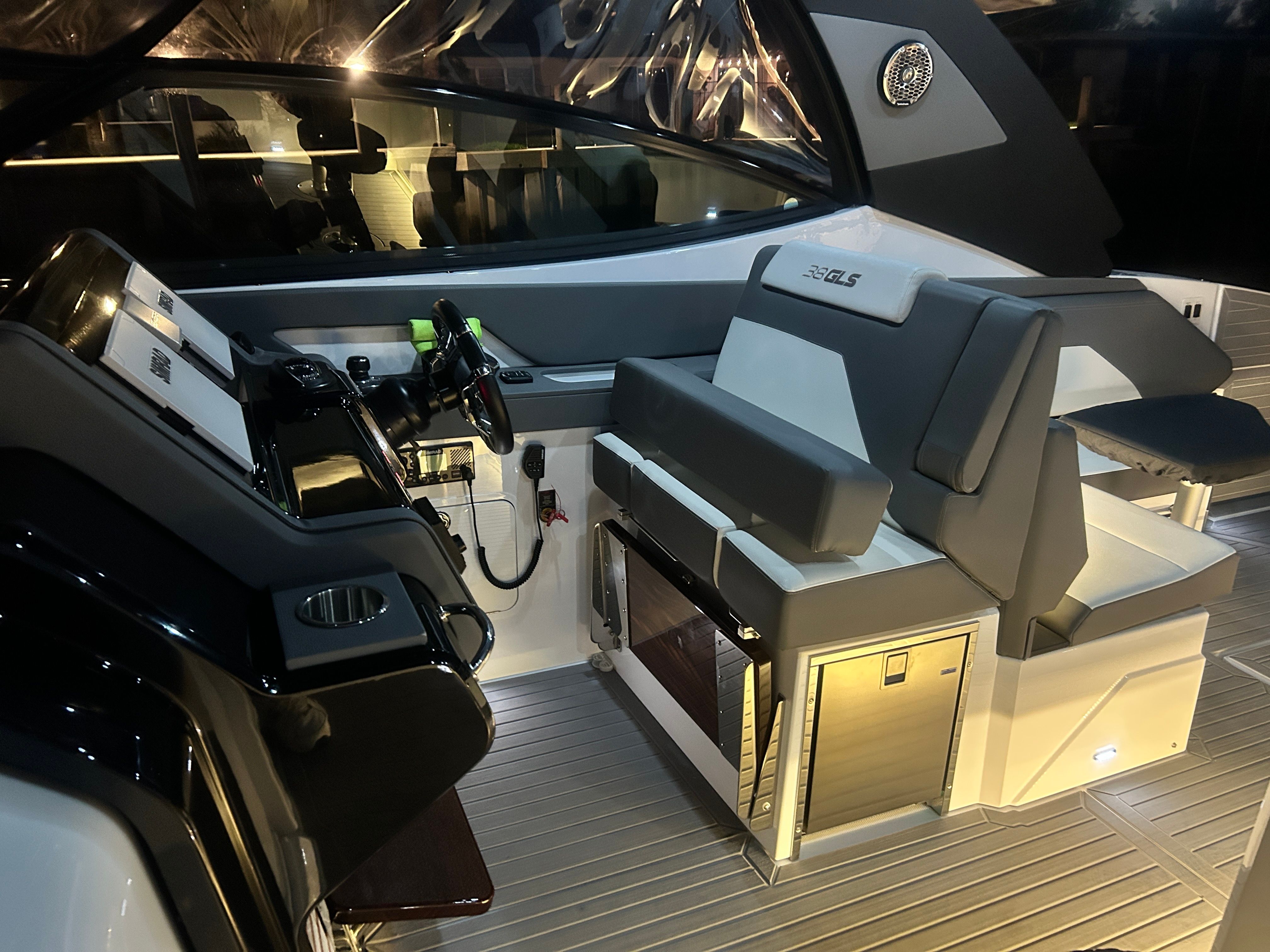 2023 Cruisers Yachts 38 GLS OB - 8