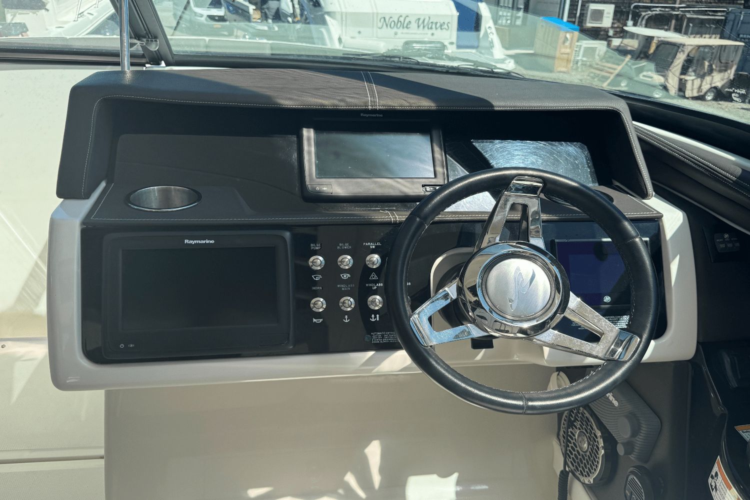 2017 Sea Ray SLX 350 Outboard - 28