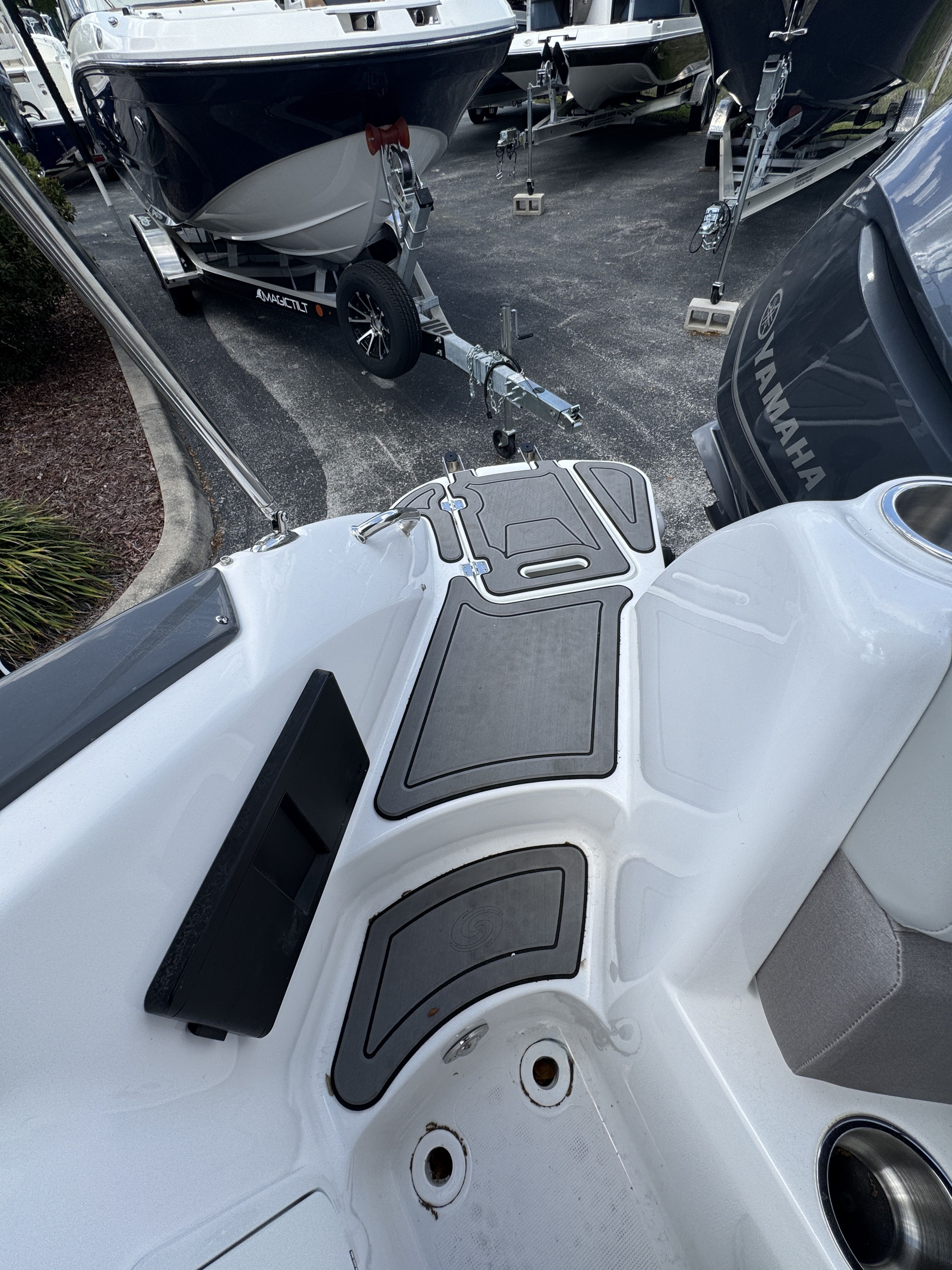 2026 Hurricane SunDeck 2400 OB - 32