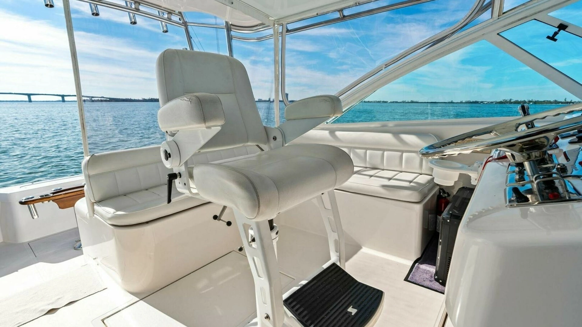 2005 Cabo 40 Express - Image 13