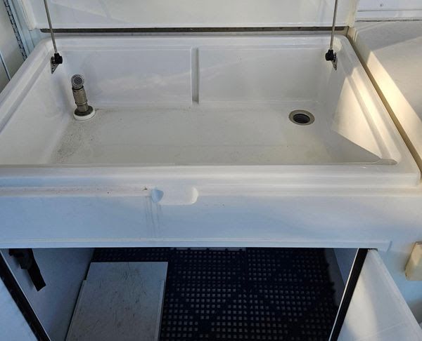 1995 Hatteras 39 Convertible - 10